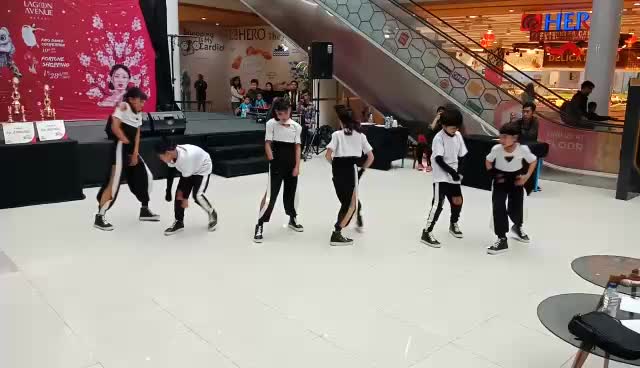 perfom di Giant bekasi group Serintil