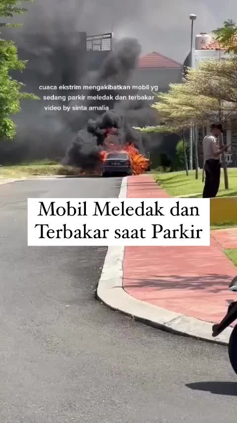 Lagi parkir tau2 kebakaran. Kayaknya kepenasan itu mobil