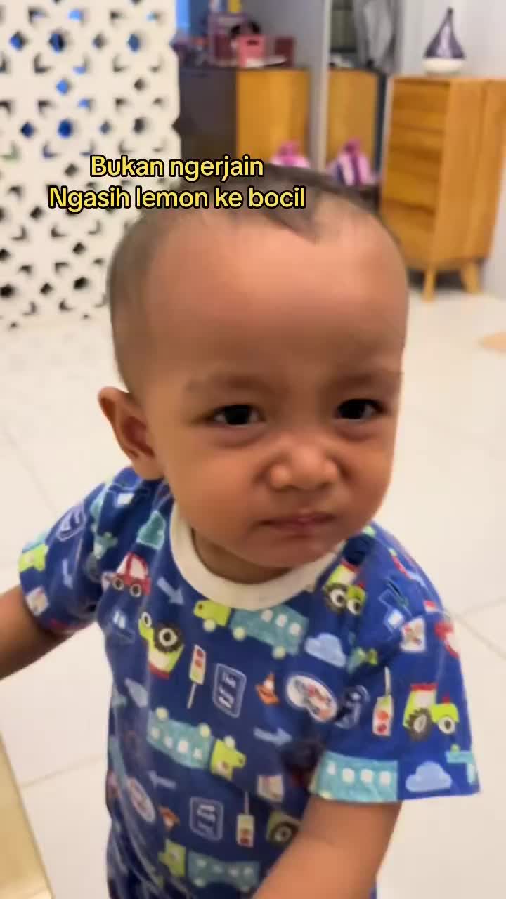 Ekspresi Bocil Nyobain Lemon