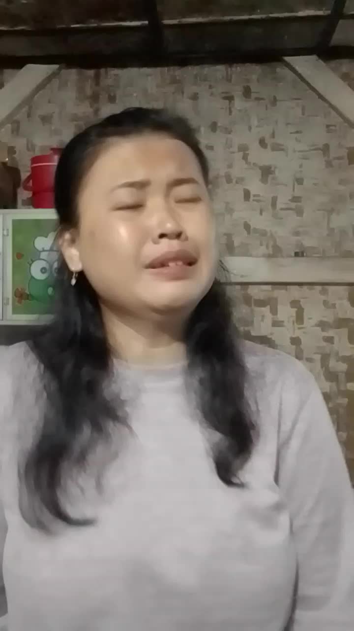 berdebatam yang tiada akhir,kalo acting nangis ko ujungnya sakit kepala yah 🤭