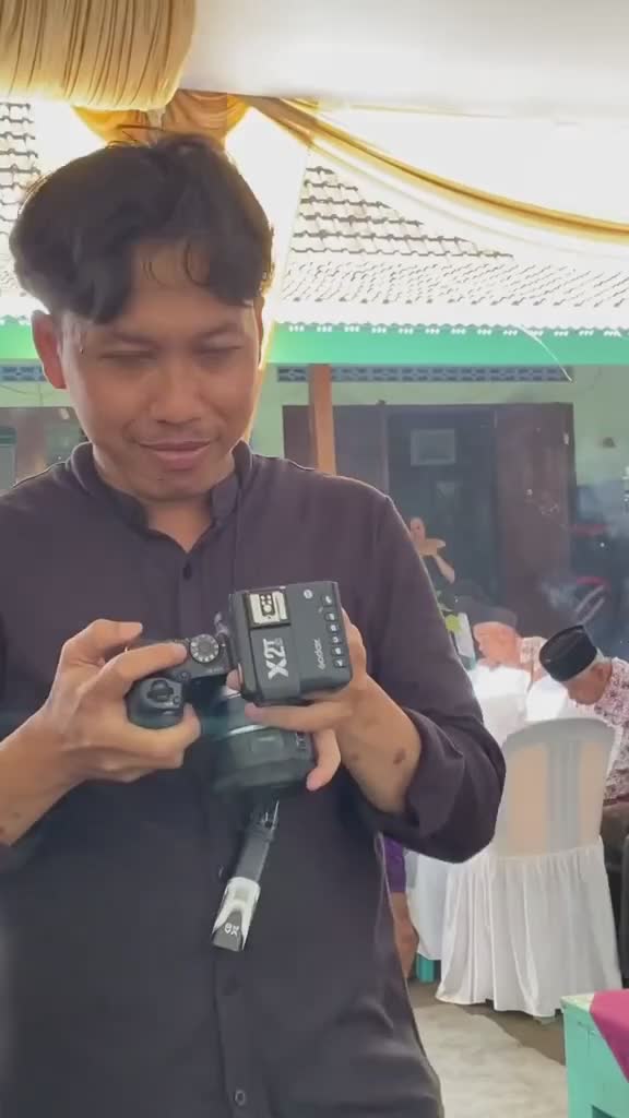 Bapaknya Udah Pose Keren Padahal