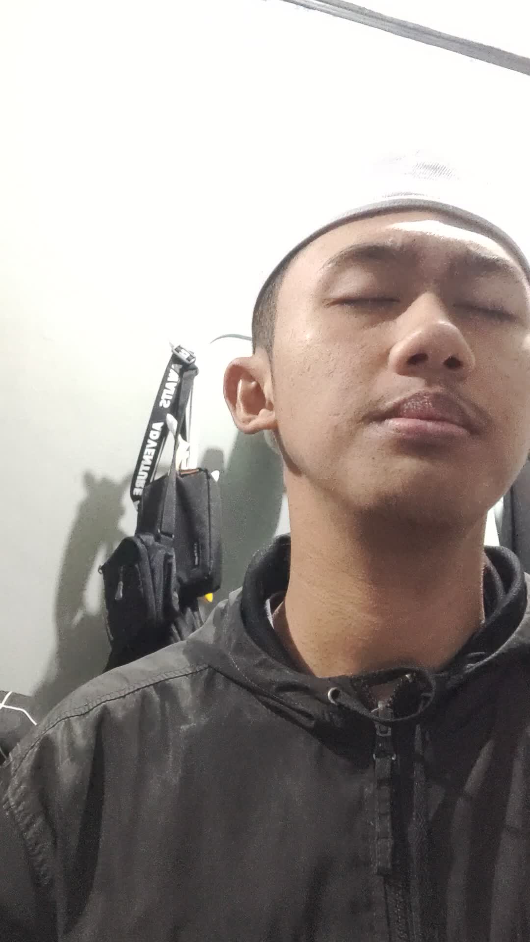 Nama : Noval Prayitno umur : 20 Asal : Bekasi Judul lagu : Antassalam
