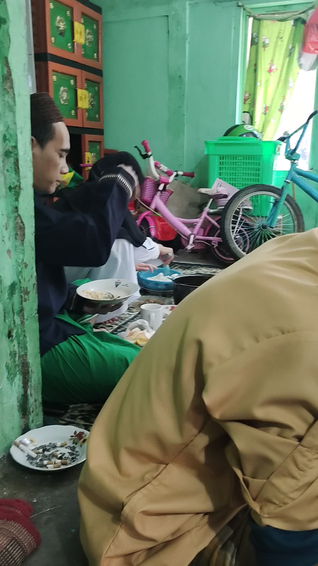 VLog momen keseruan Lebaran (Makan bersama keLuarga) di buang sayang toLong bantu Love vote foLow share komen thanks for watching 