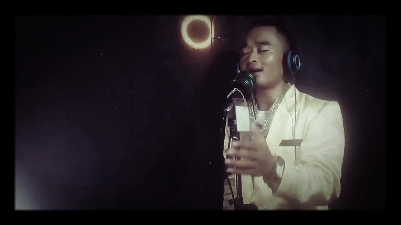 pingin nangis tp ku tahan. engkaulah takdirku. video ini di rekam pake hp. live record.tanpa pengulangan/edit .ini lagu favorit aku 