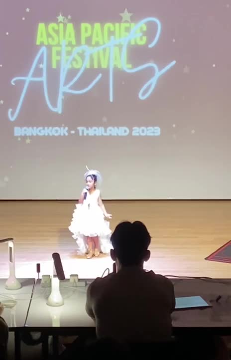 Teresa 8th dari Indonesia memenangkan golden award kompetisi vokal anak asia pasific festival arts di bangkok Thailand. Instagram: teresa_sy