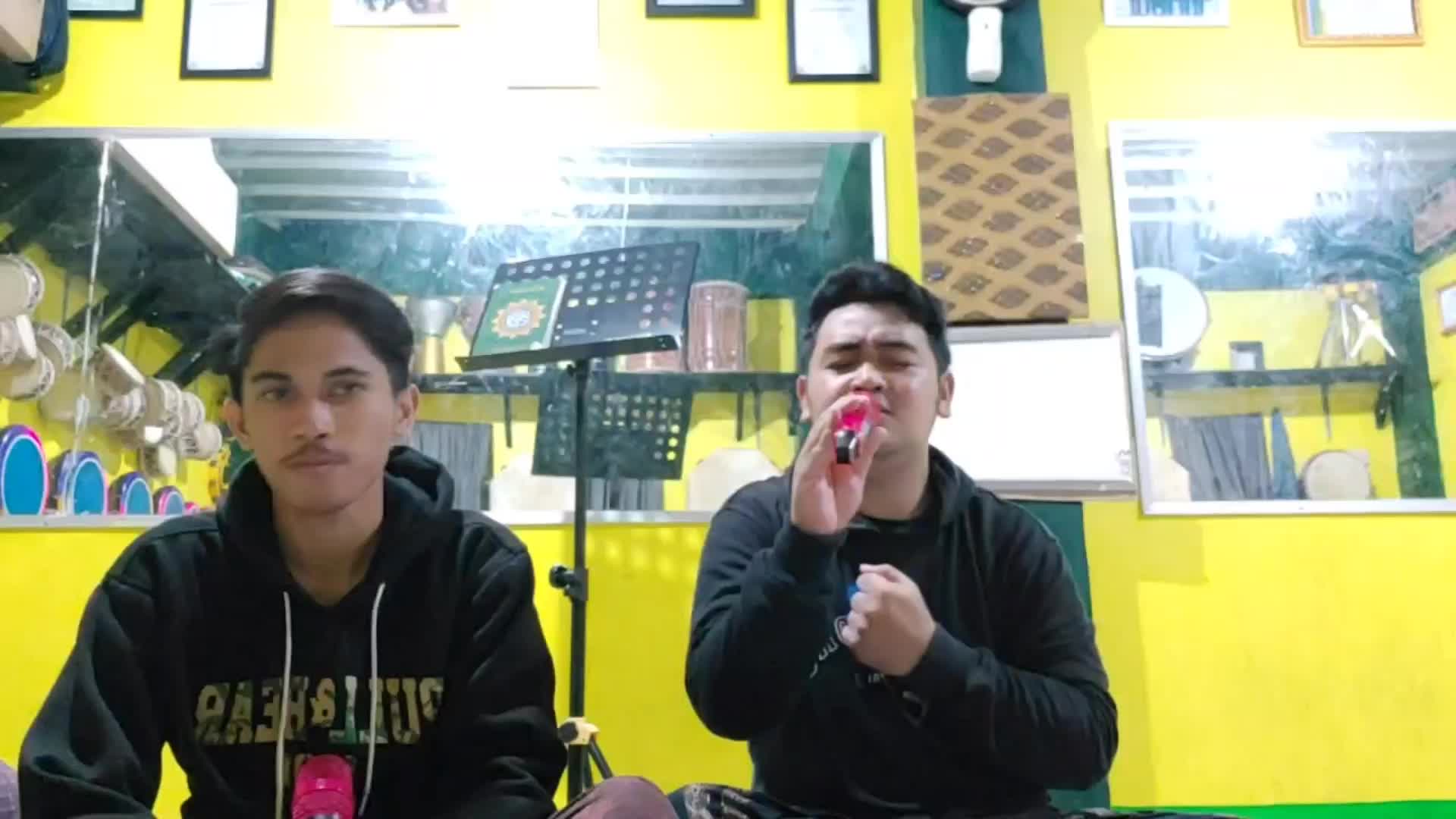 Nama : Roby & Burhan ( Duo Santri )
Usia : 20 & 27 
Domisili : Bogor 
Motivasi : Bersyiar melalui Syair 
Judul Lagu : Syaikhona ( Guruku ) 
