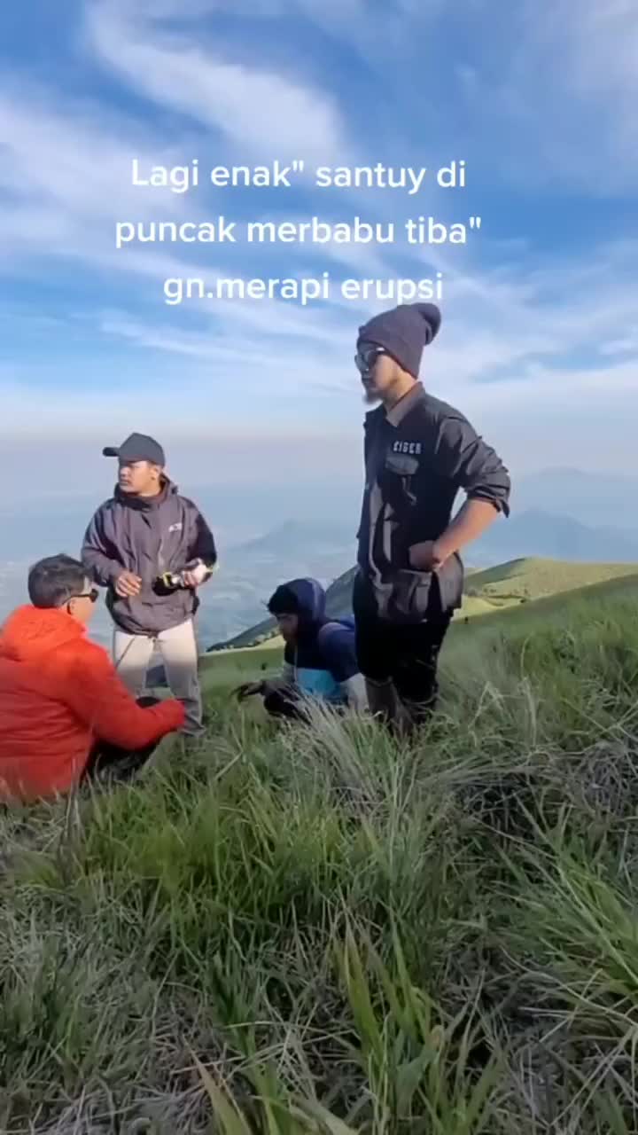 Momen erupsi Merapi dari puncak Merbabu, pada beberapa minggu kemarin.