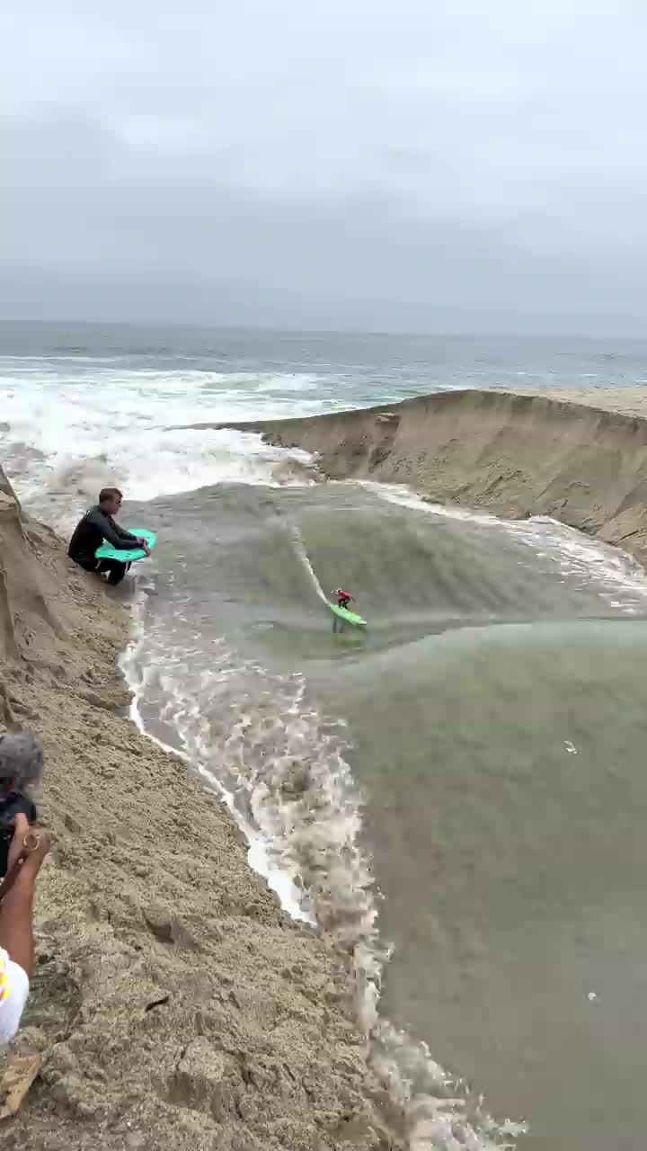 surfing di muara sungai