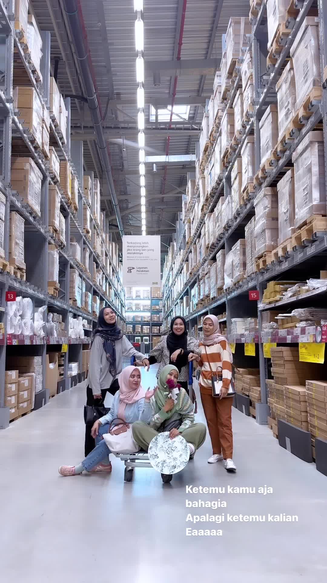 Happy today
Ketemu senior homedecor yang baik-baik hatinya