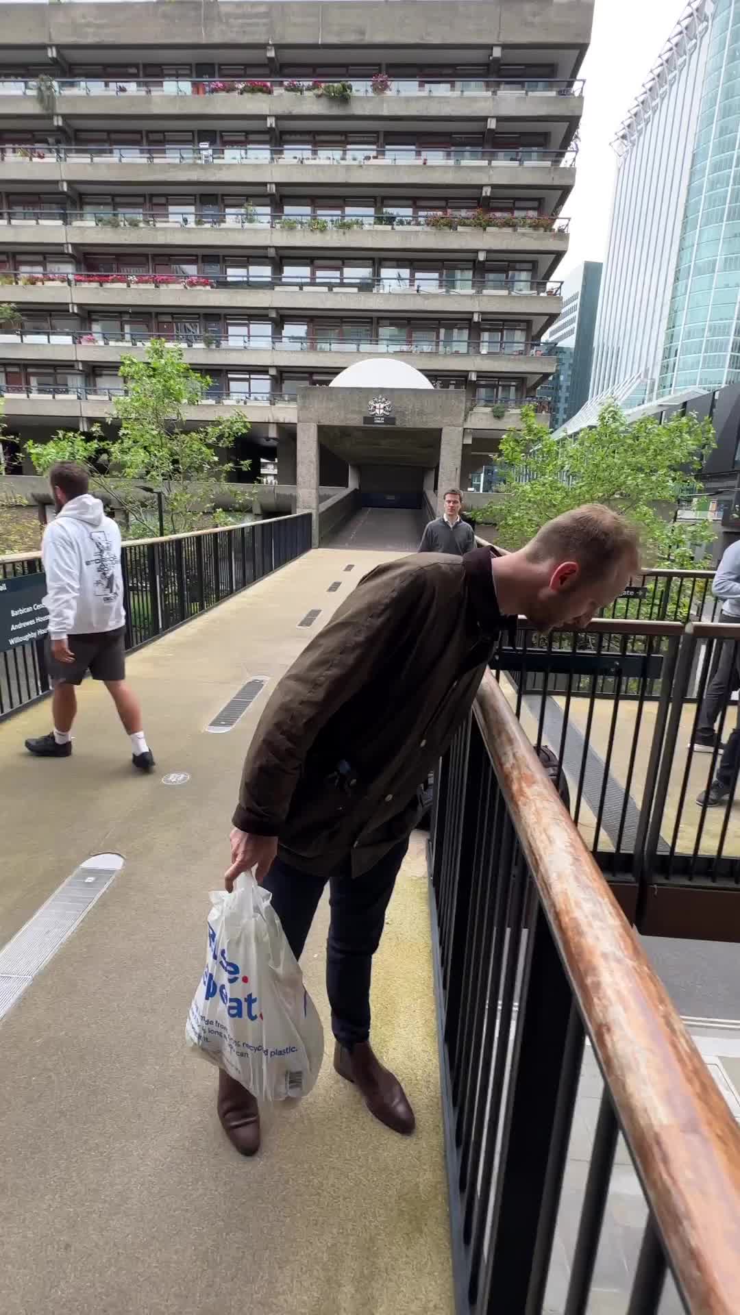 turun ke lantai bawah dengan cepat