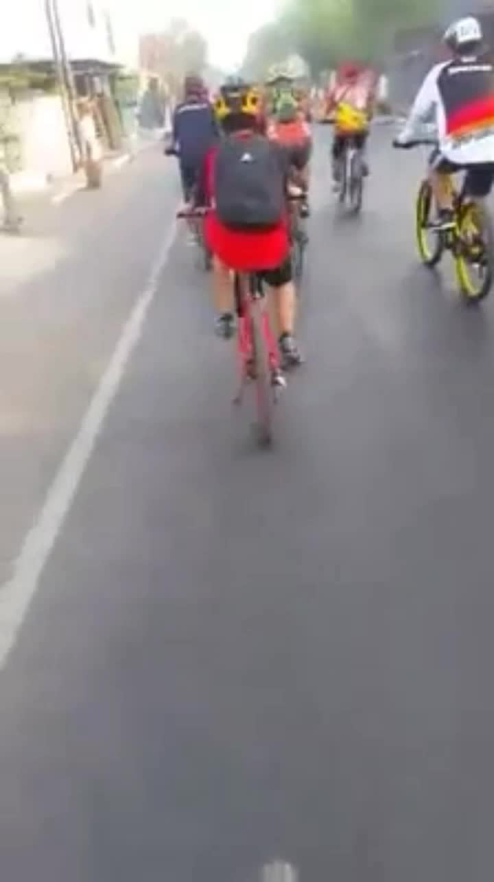 Gowes. disini kami cuplikan aktivitas gowes kami suka dukanya  Jami juga bikin lagu gowes yang kami jadikan backsoundnya 
