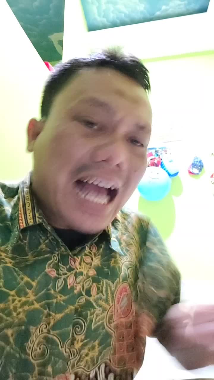 (Sama orang tua harus sopan) jadi bu le wiwik,,di buang sayang toLong bantu Love vote foLow share coment thanks for watching