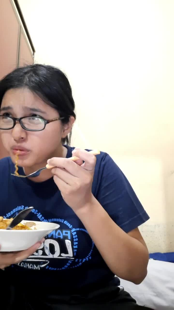 org lagi makan jugaa