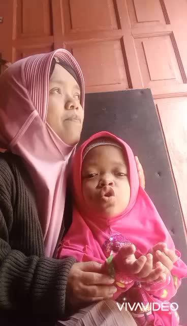 Ini Video kedua, Sy Asti & ini anak sy Alifa 4 tahun yg sama² mempunyai kekurangan, tp tidak mengurangi rasa semangat kami bismillah ..