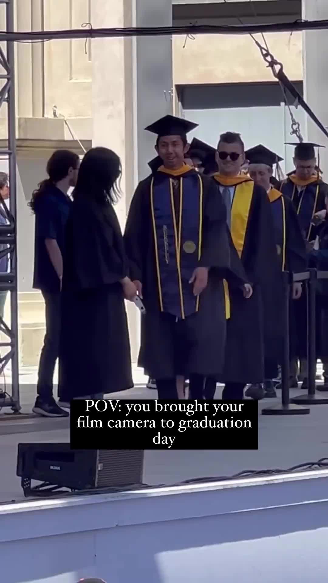 mendokumentasikan momen kelulusan
