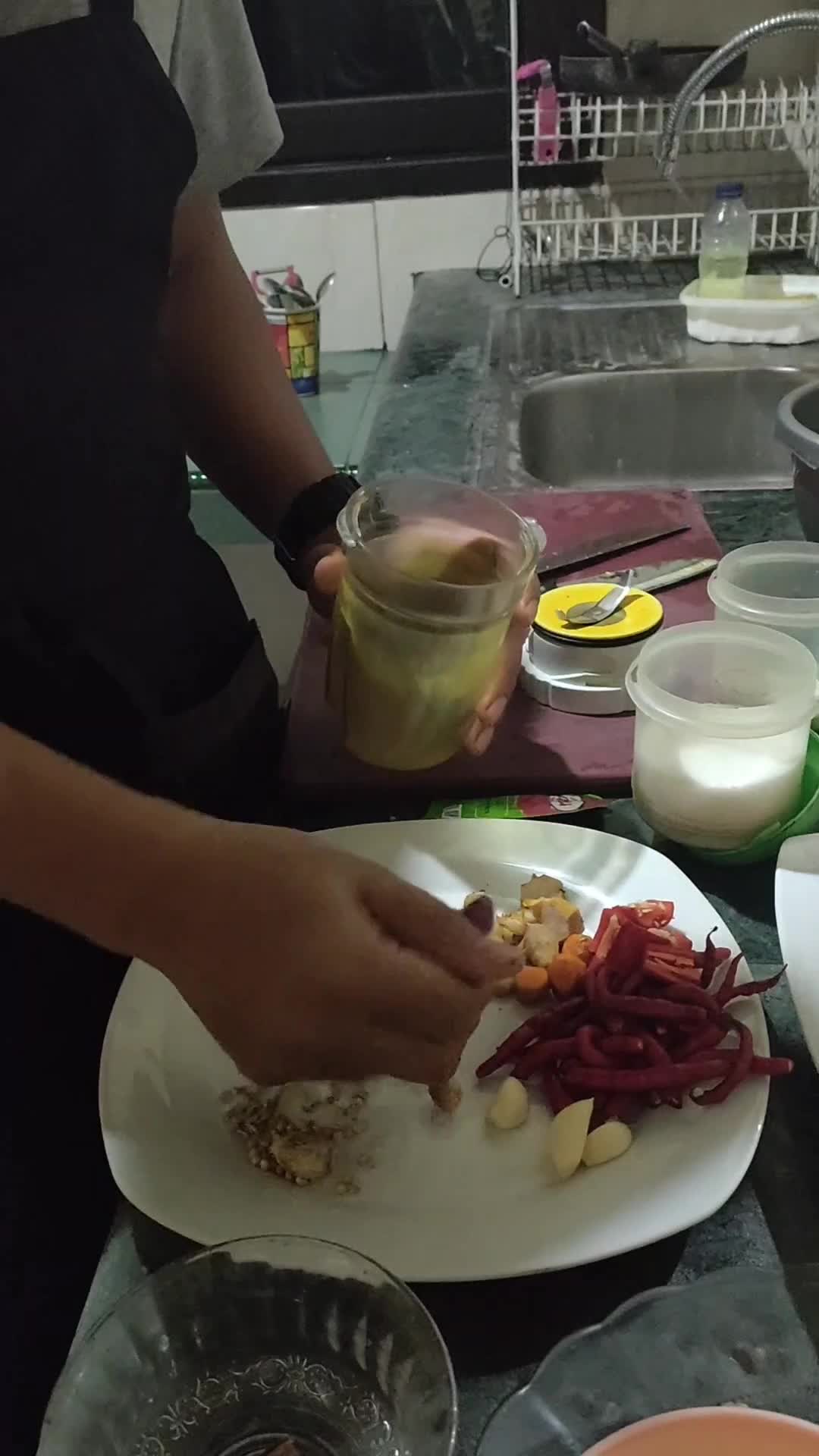 kaum rebahan mencoba masak chicken roll gulai sauce with mix vagetable semoga lolos audisi online