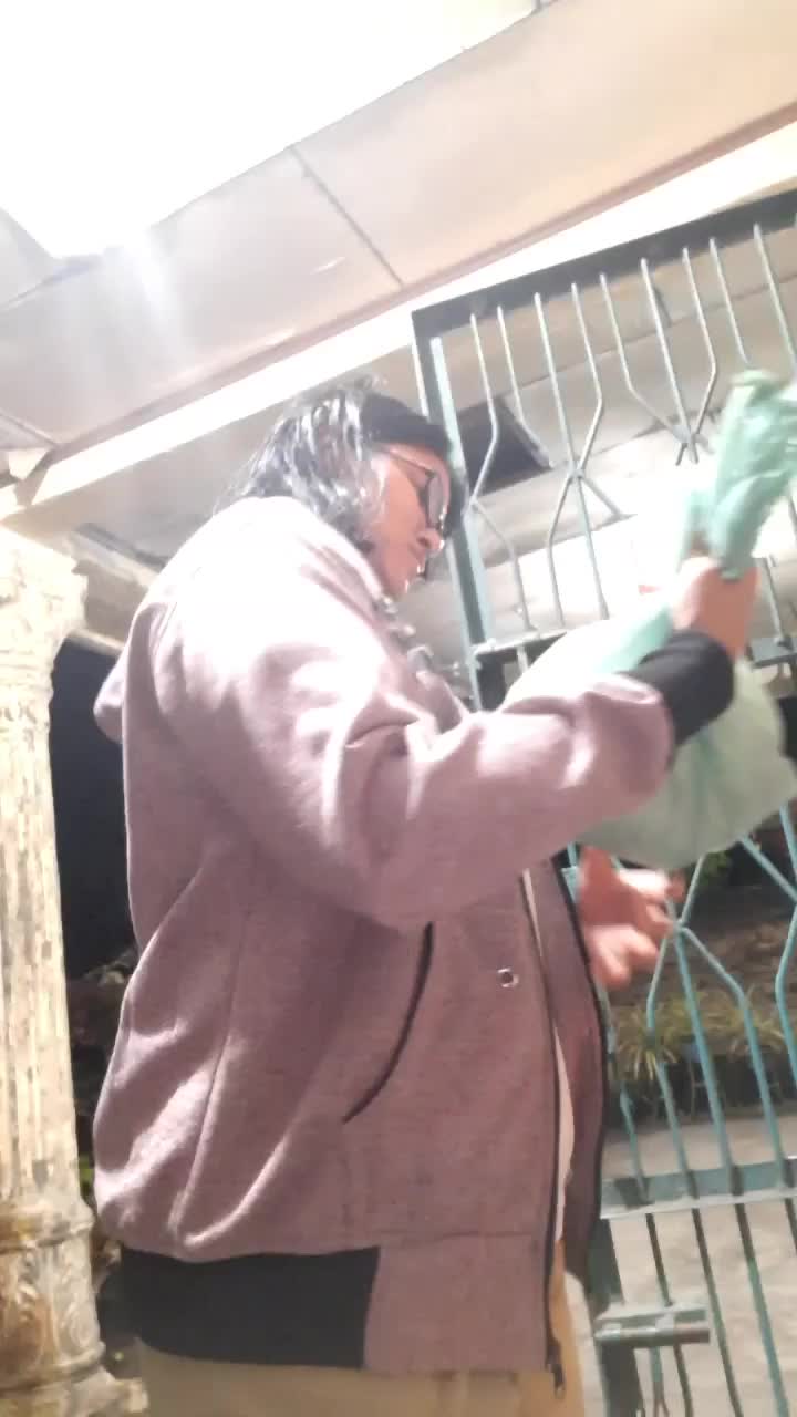 udah bawak bakso aku, gara2 yg satu ini jenguk duluan, gak dimakanlah nanti bakso yg kubawak ini