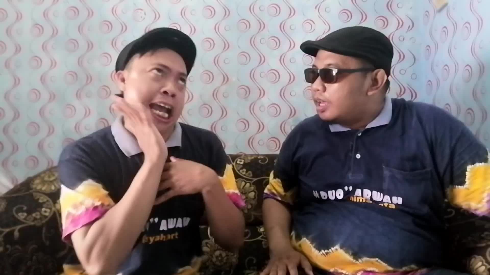 nama grup : duo arwah. asal : Banjarmasin judul : madihin kocak. nama personil : aril & huja