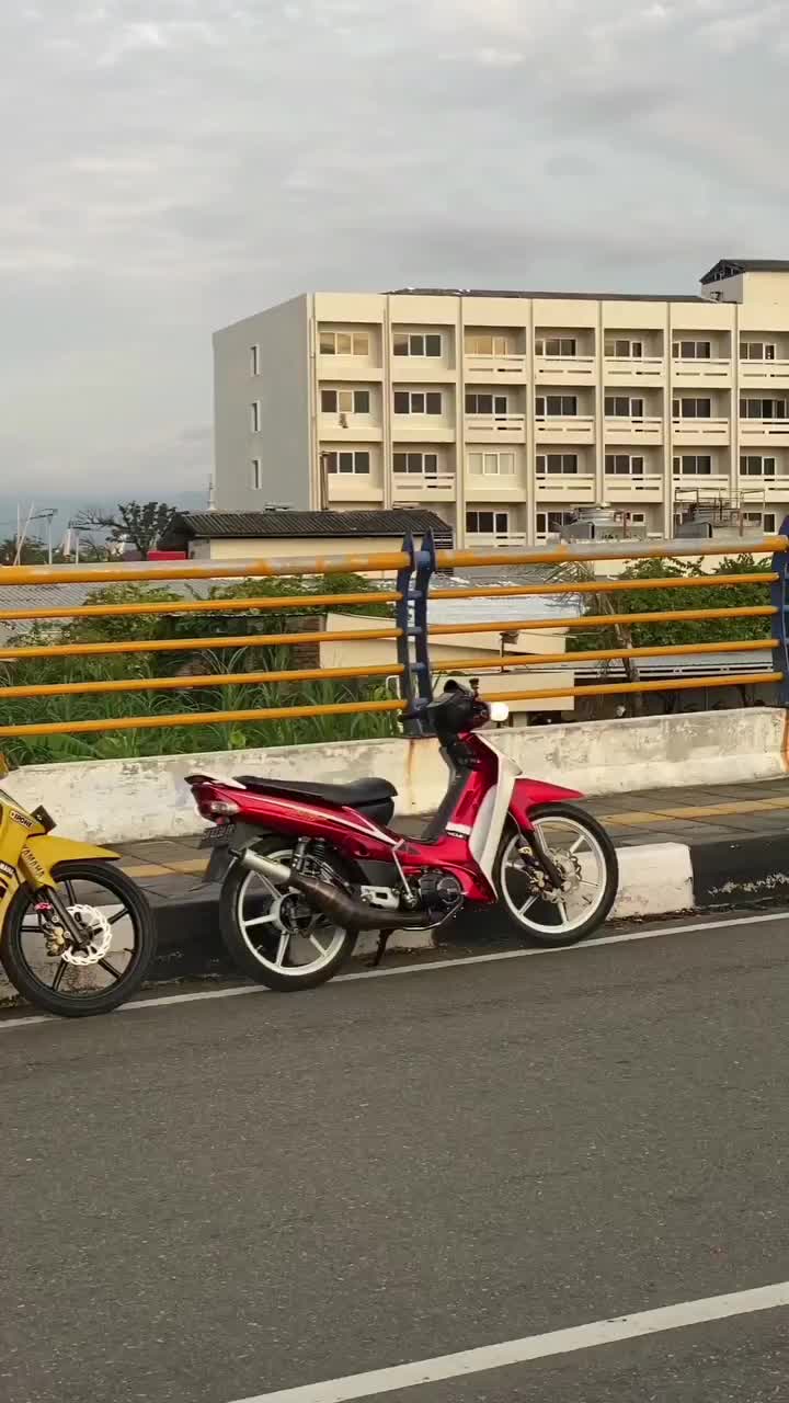 nyore sambil liat motor