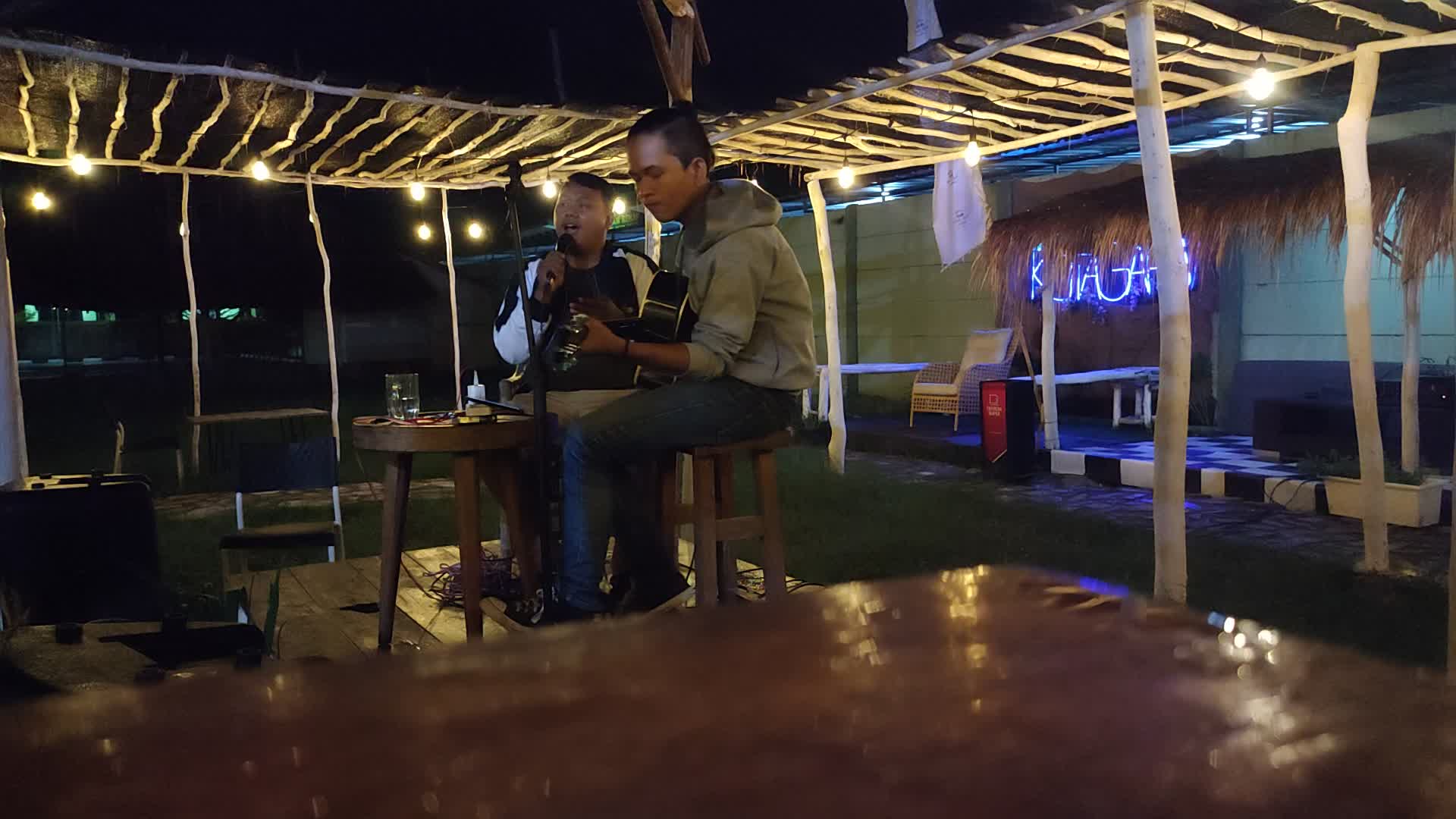 Cover Cinta Luar Biasa - Andmess in Kutagara Cafe
