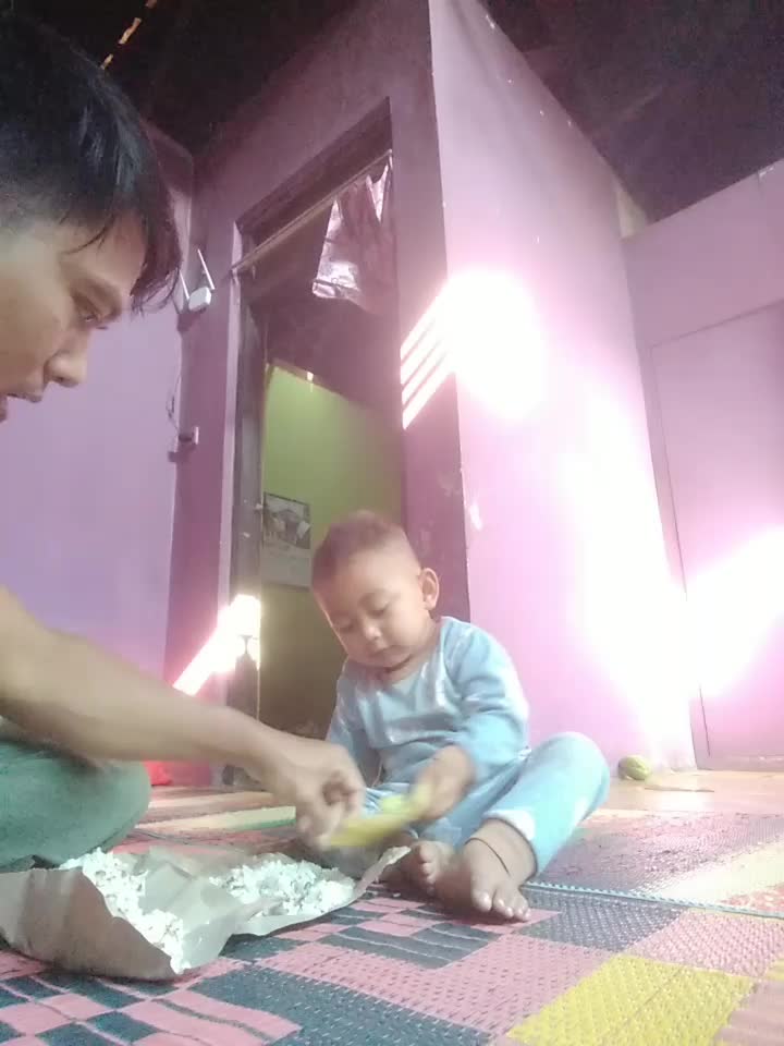 arzan lagi makan nasi khas Wonosobo yaitu nasi magana