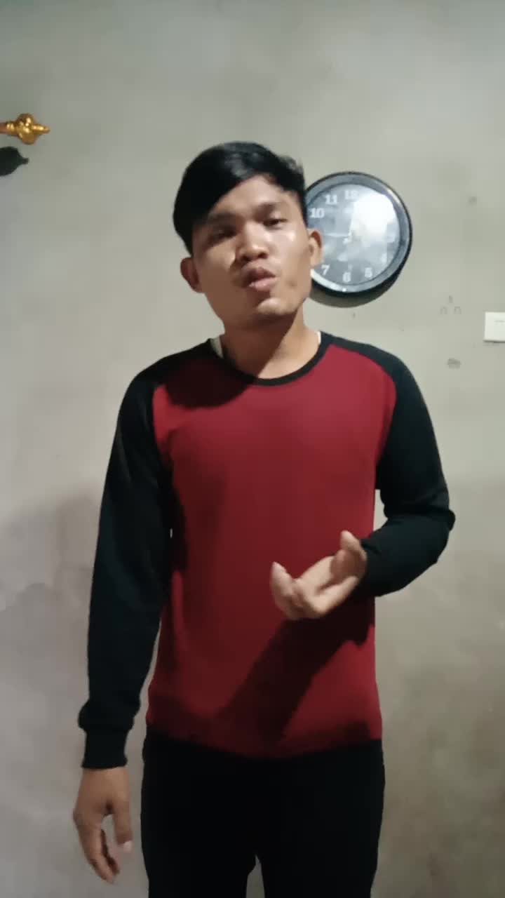 nama saya alatif usia saya 26 tahun sya berasal dari propinsi kepulauan Bangka Belitung, saya akan menyanyikan sebuah lagu mengejar badai