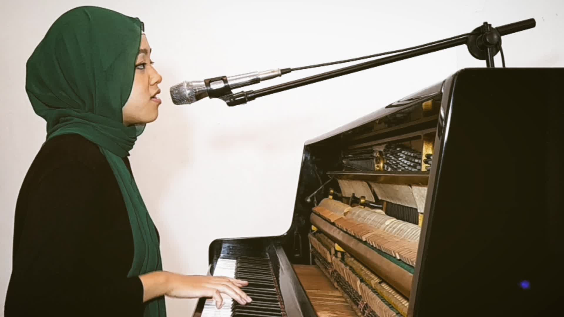 "Tanpa Batas Waktu" Piano Cover by Hanna Ghaniyyah. Hope you like it! Enjoy :)