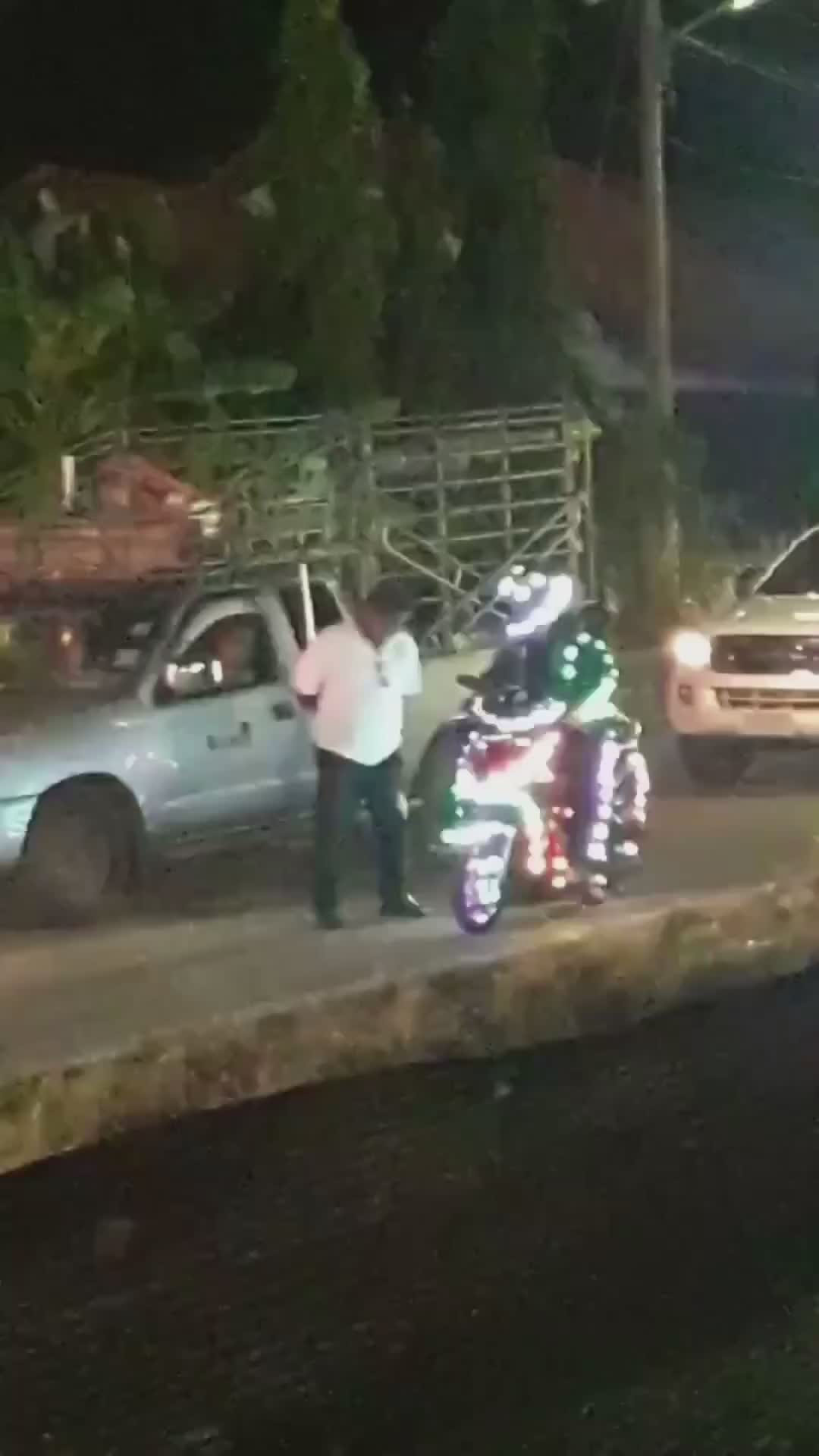 mau liat pas lagi hujan