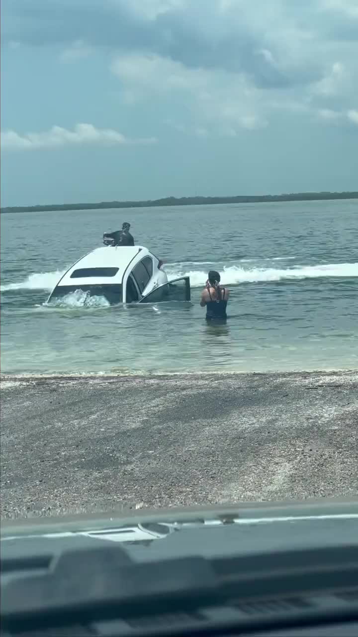 Mobilnya Ikut Berenang