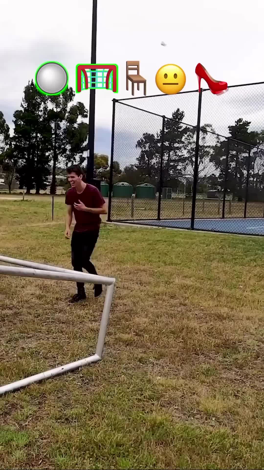 melakukan gerakan parkour dengan emoji