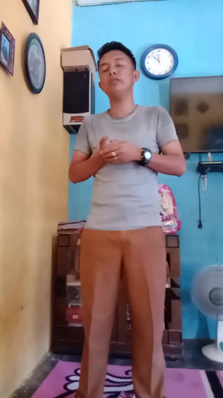 saya alam Syah dari provinsi sumatera utara umur saya 24 tahun saya membawa lagu keramaf