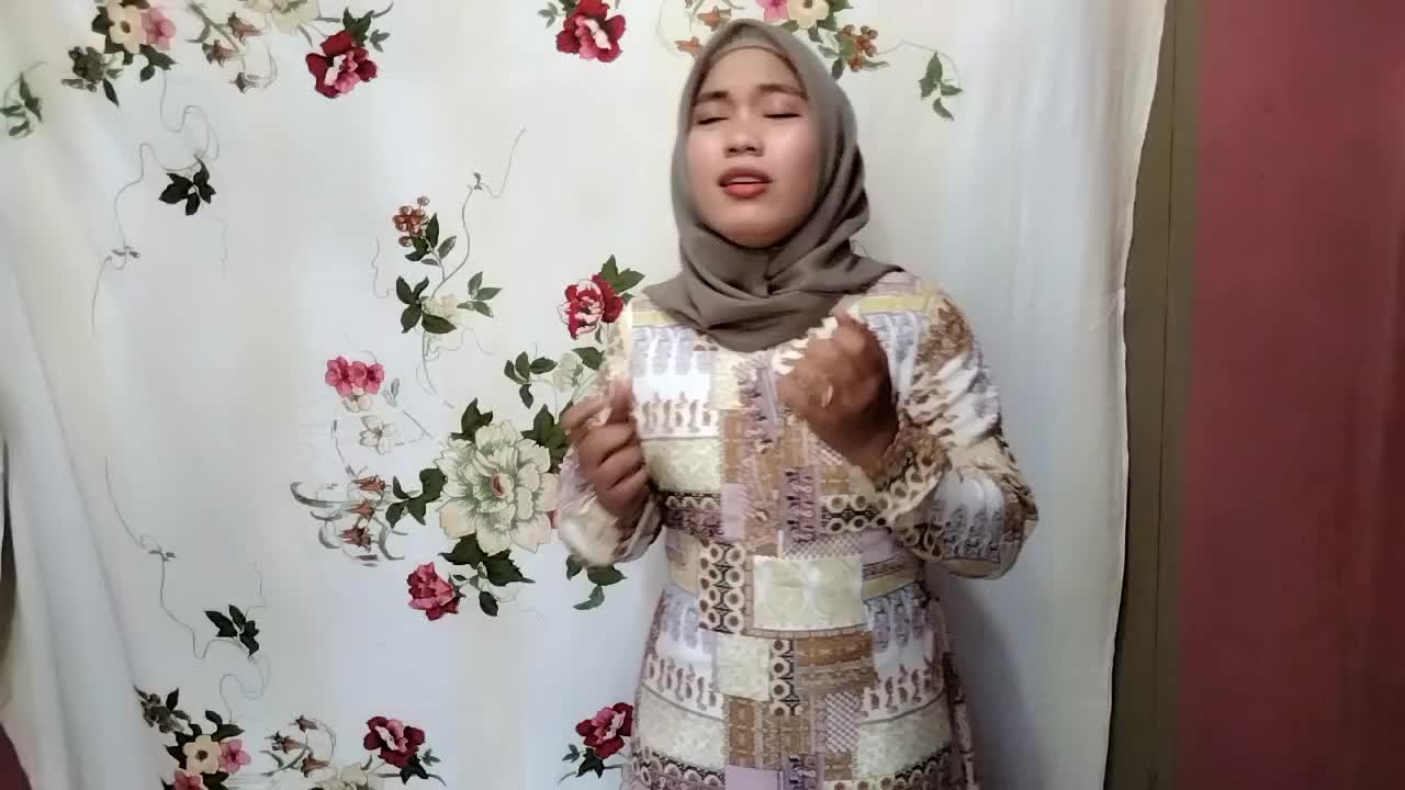 Nama : Nursiati Alamat : Simpang empat, Sumatra Utara. Umur : 21 th Judul : Syaikhona. Bisa menyanyi adalah anugerah..jangan lupa tonton ya