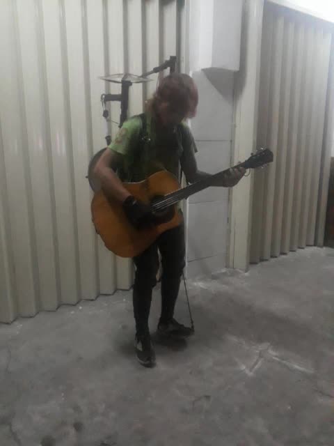 Musisi Unik Bermain Gitar Vocal dan Drum Skaligus, Cover Lagu Nirvana berjudul All Appologiez