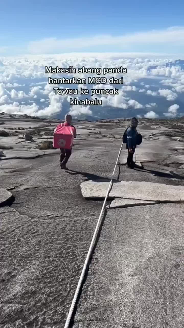 Delivery langsung diketinggian 4.095 MDPL.
Ada yang kenal abangnya?