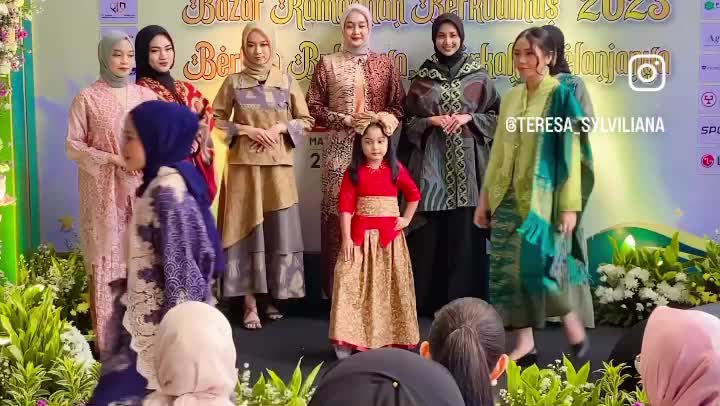 Modelcilik 8 tahun fashionshow di kementrian perindustrian. Instagram: teresa_sylviliana