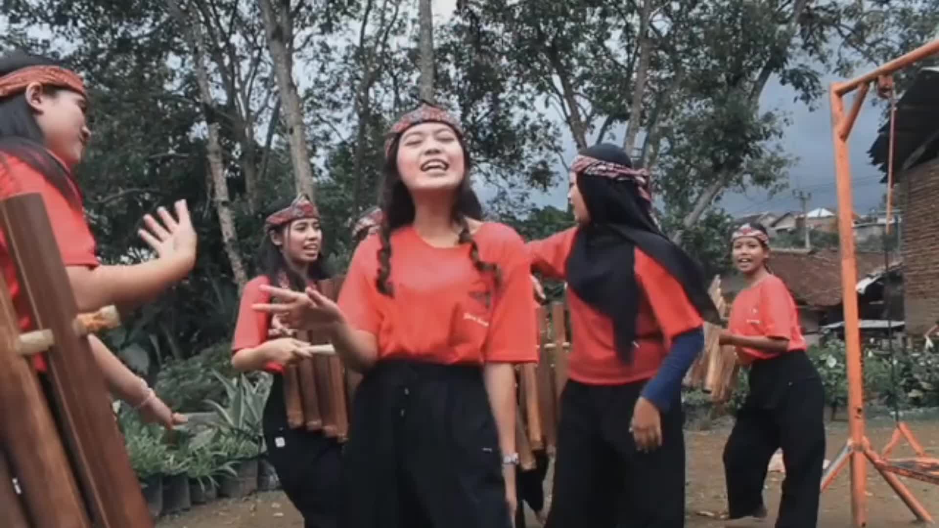 hello kenalkan grup calung saya gama baraya uniknya semua pamainya adalah wanita , semoga kedepanya bisa go internasional 