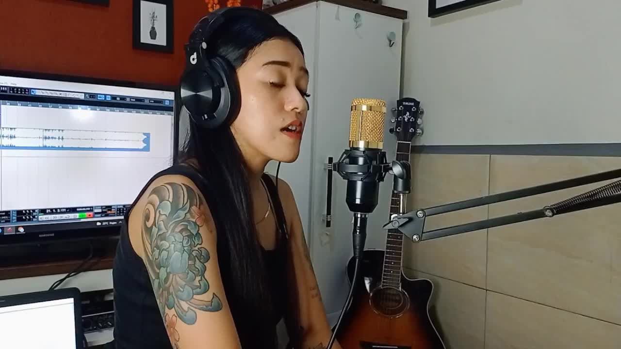 hai saya nova pratnya anggita dari malang, saya akan membawakan lagu dari seurius-kecuali dia 