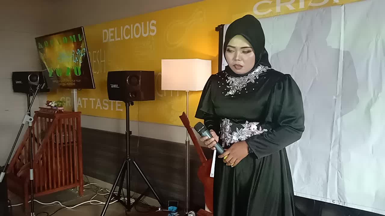 Bosan mengalah (Hj.elvi S) lebih baik aku pergi dari pada harus bertahan dalam kepalsuan cinta ini ,yg terus"an mmbuat ku kecewa , 