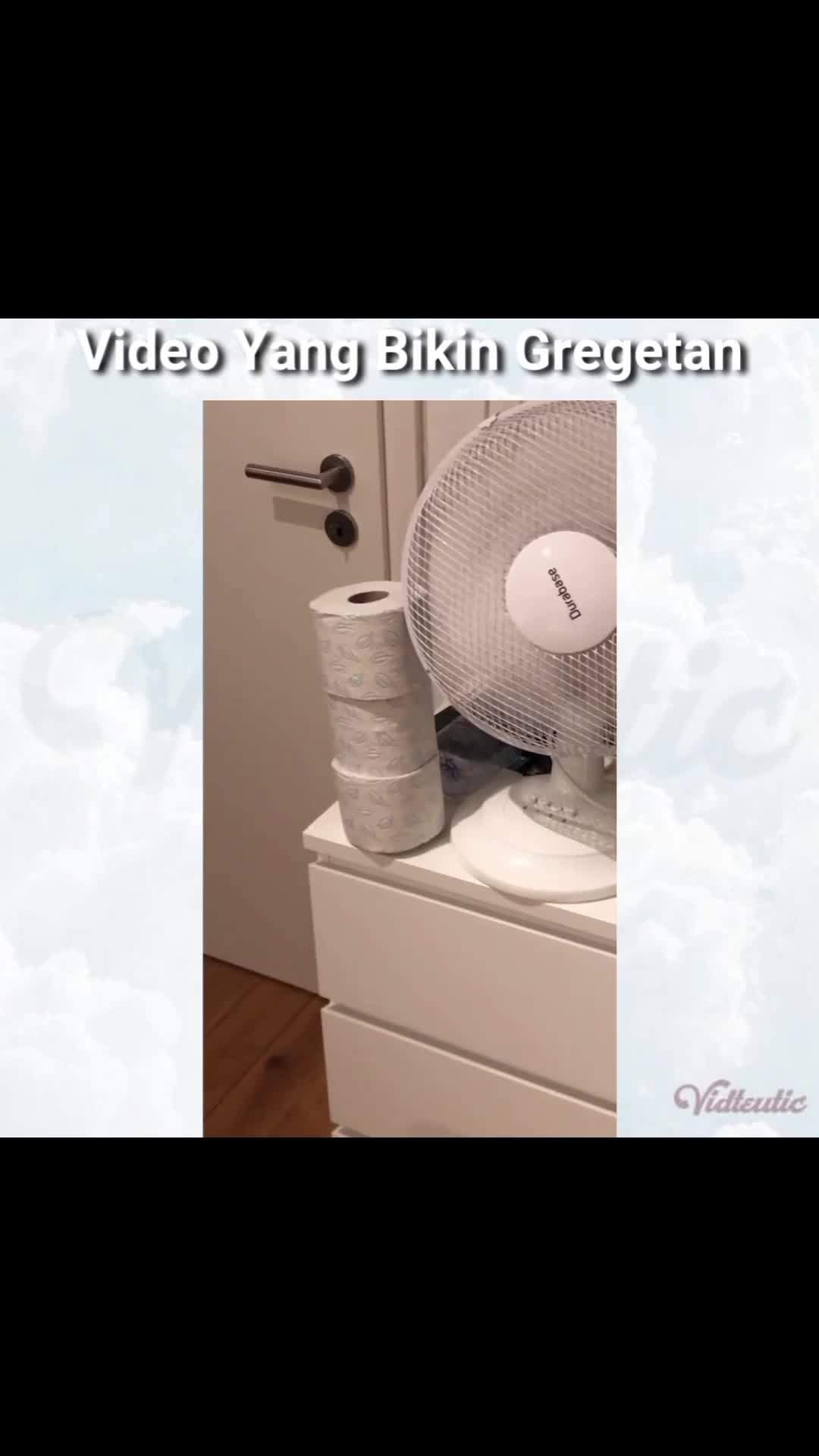 ihhh jatuh kek. gatel liatnya