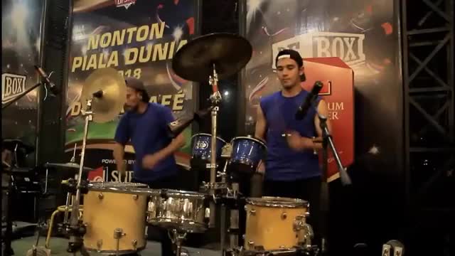 Siblings Percussion on the stage