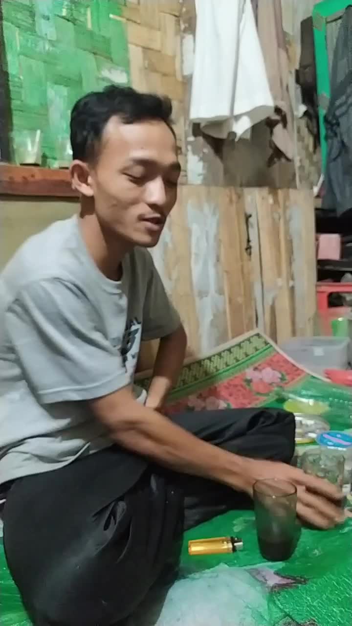 ketika kita lagi ngopi habis segelas, maka harus jujur bilang segelas bukan bilang separo, gak beda dengan cinta