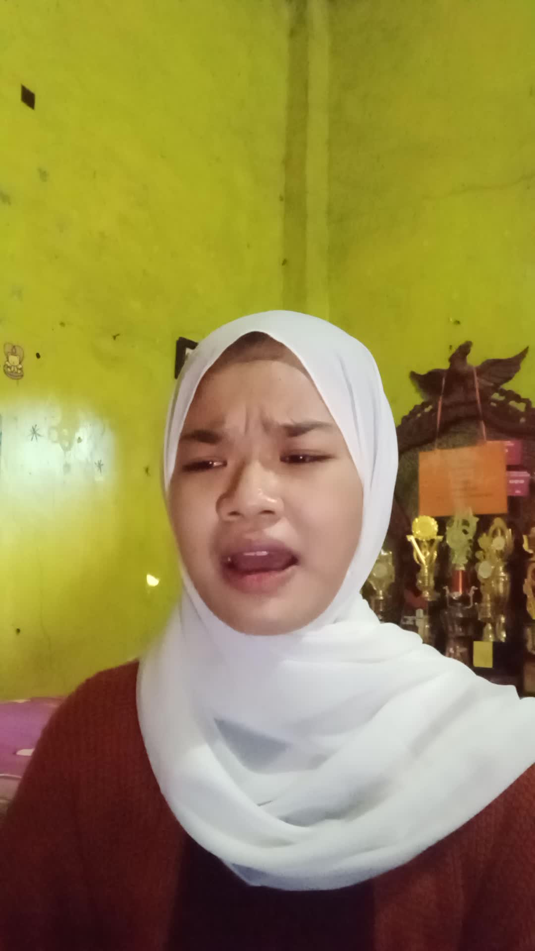 Bismillah .Perkenalkan nama saya Meri Andani umur 17 tahun , saya ingin Menyanyikan lagu Kulepas dengan ikhlas, semoga diterima :)