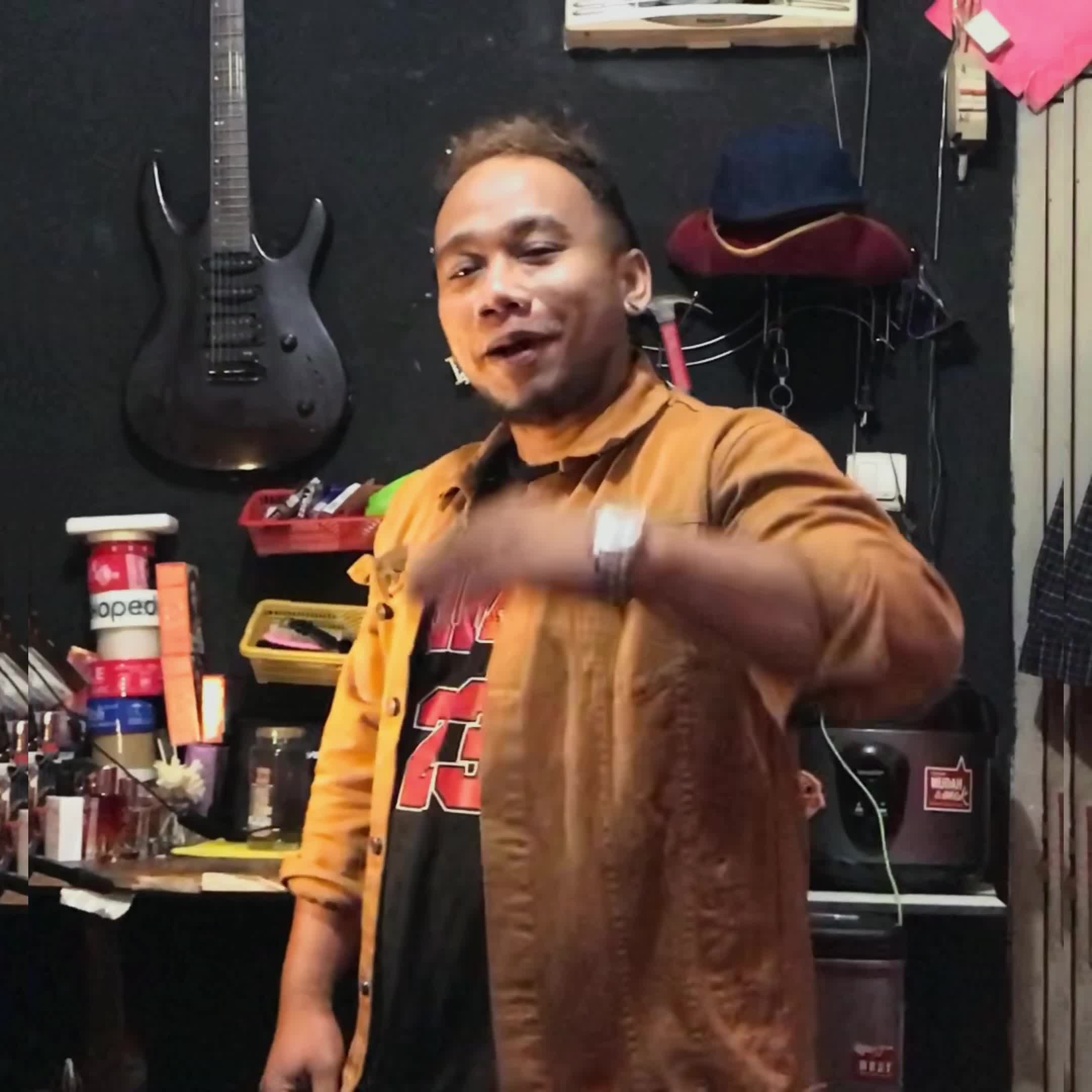 Apa benar mirip vicky prasetyo ya haha 😂