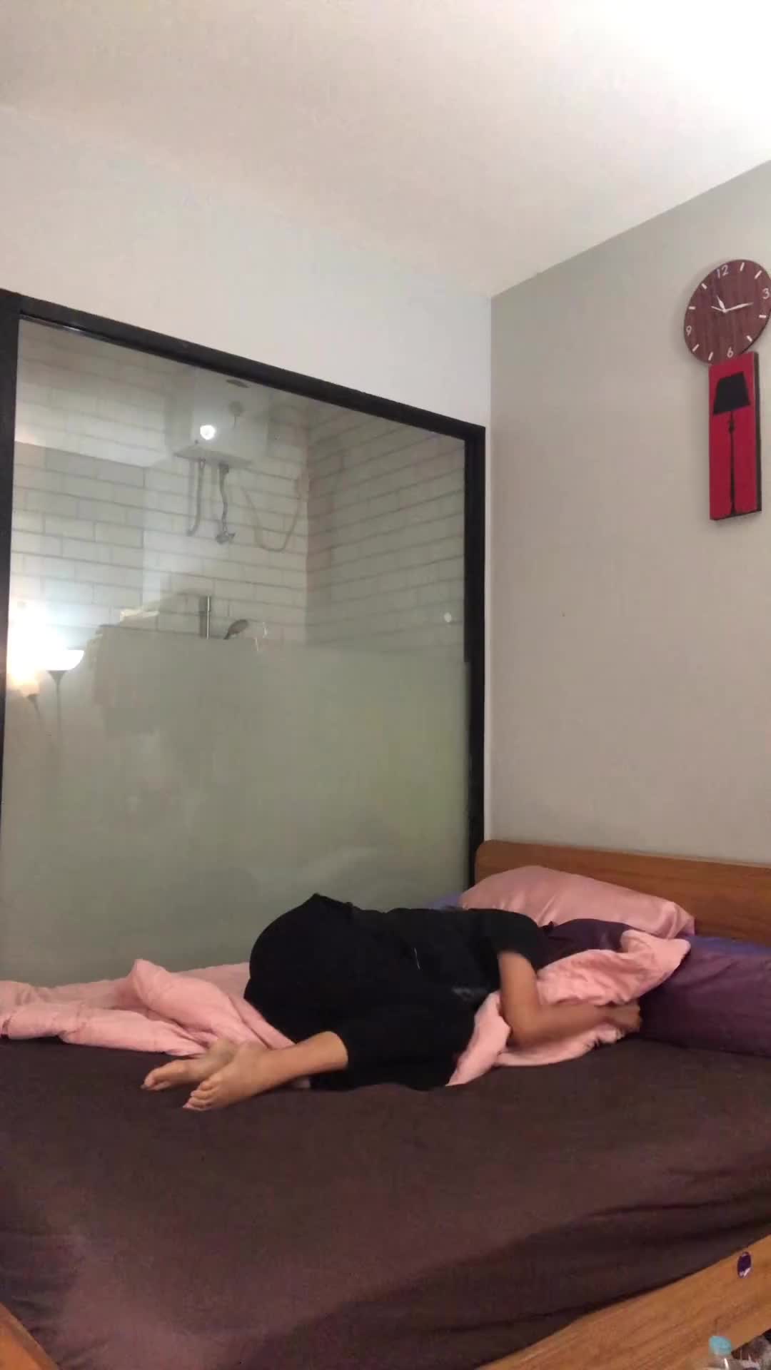 Dia ditangkep lakinya. Lah gua ditangkep kenyataan pahit 😭