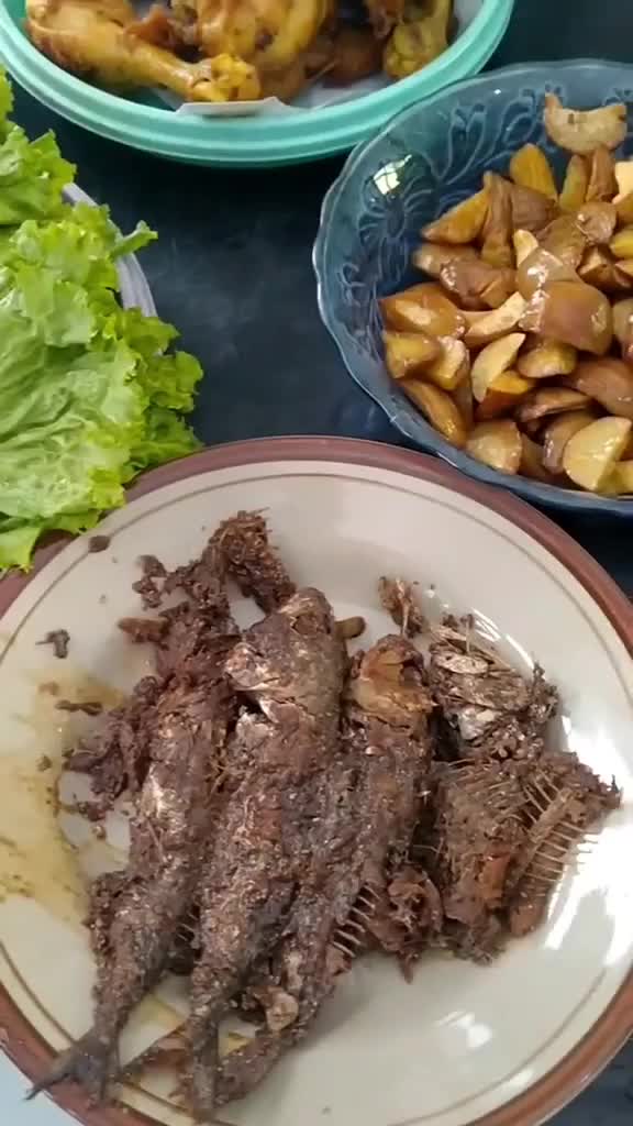 Nembé badé mumuluk... Baradé haha tos lapar wayah kieu ogé ari tuangna saréng nu kieu mah duh pédooo... 