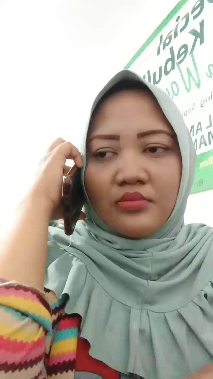 beli bedak talc dulu sana...biar ga kegatelan 😂😂😂😂.. vote saya ya gaesss... 