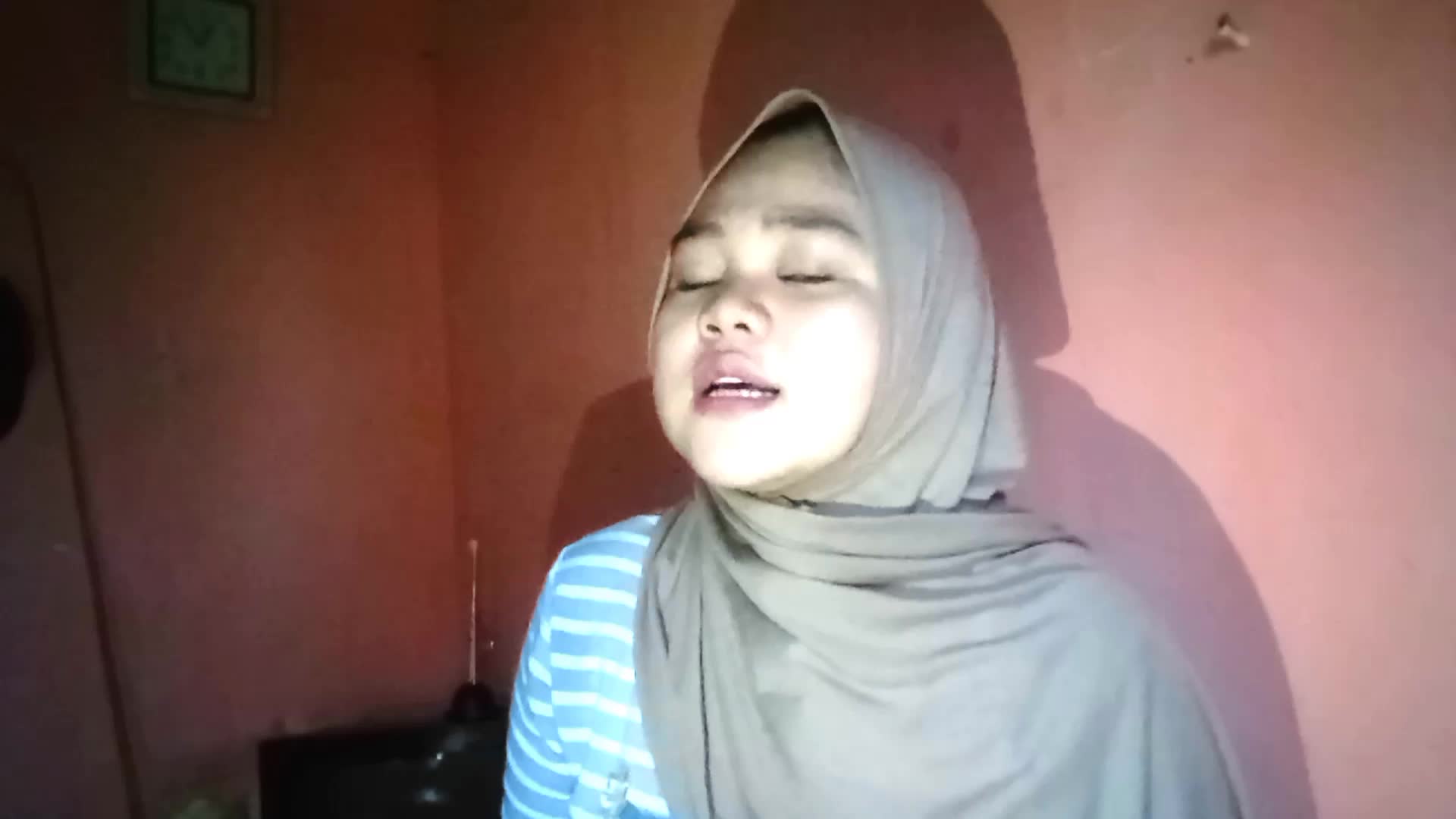 Assalamulaikum wr. wb Perkenalkan nama saya Yasmin Raihana dari banjarmasin saya sangat berharap untuk lolos di audisi kdi kali ini Aamiin..