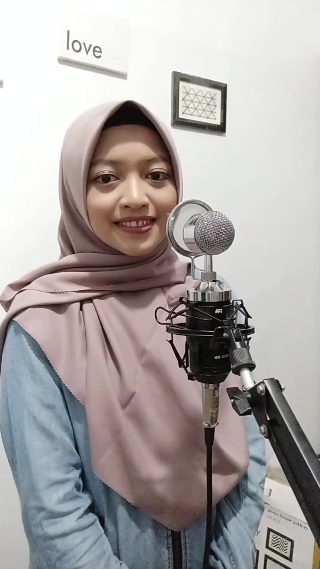 Nama : Isma Siti Nuriyah, Umur : 19 Tahun, Kota Asal : Bandung,  Judul Lagu : Alabaitillah 