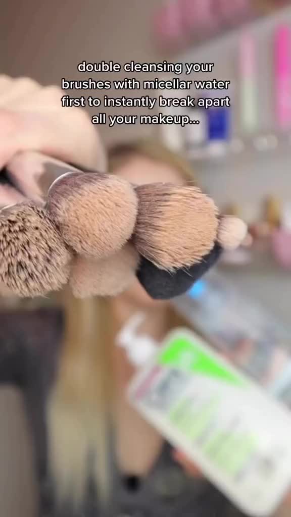 Cuci brush make up juga bisa pake micellar water lohh