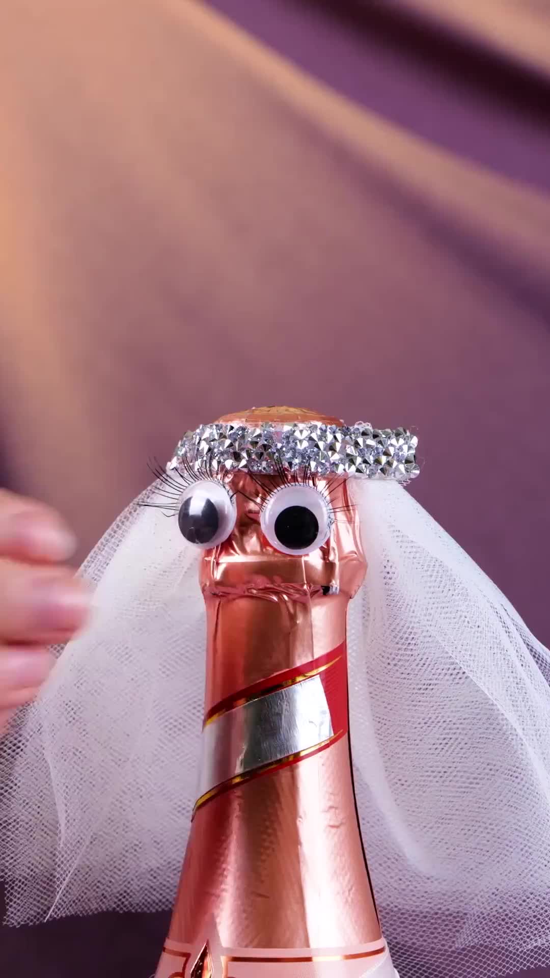 Cara membuat boneka dengan botol minuman